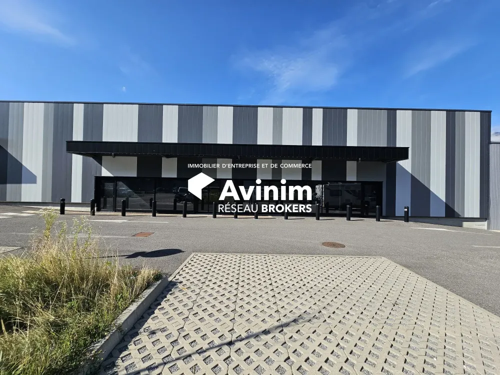 A SAISIR - SUPERBES LOCAUX COMMERCIAUX - Faverges-Seythenex (74210)