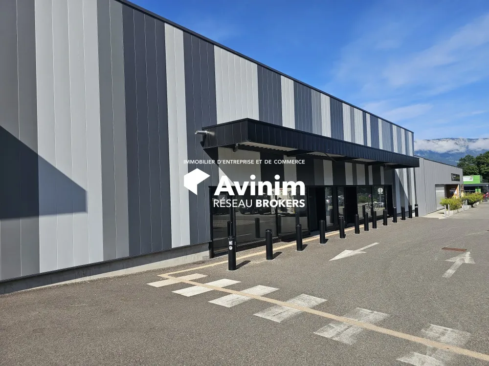 Local commercial , 757 m² 7 570 €/mois HT HC