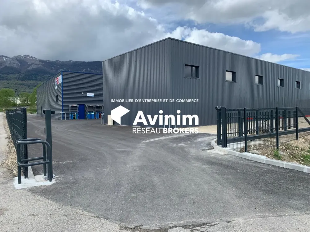 Entrepôt avec sanitaire - THOIRY 01710