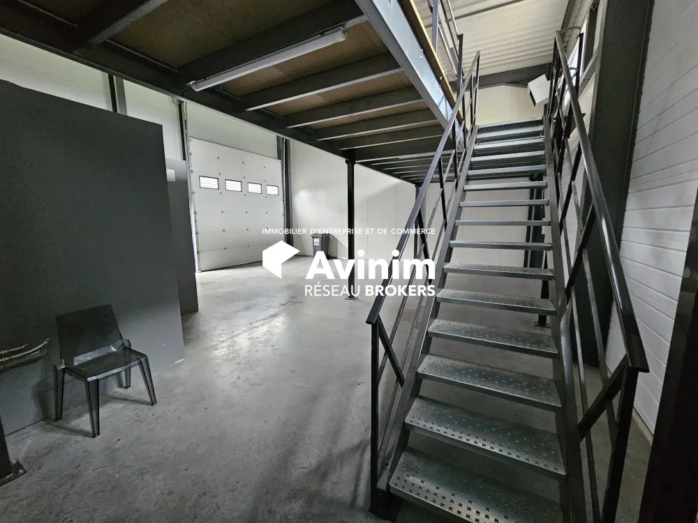Entrepôt avec bureau et sanitaire - THOIRY 01710 (2)webp