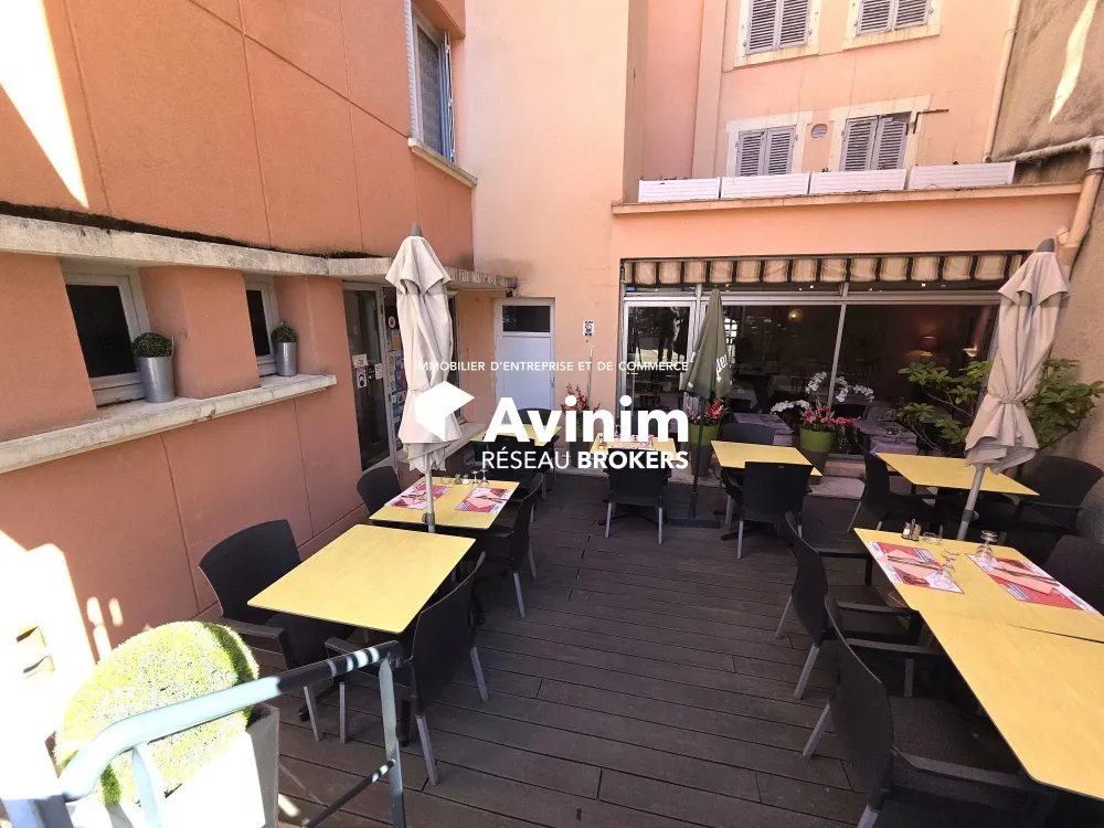 MURS & FONDS – 800 M² – CENTRE D’OYONNwebp