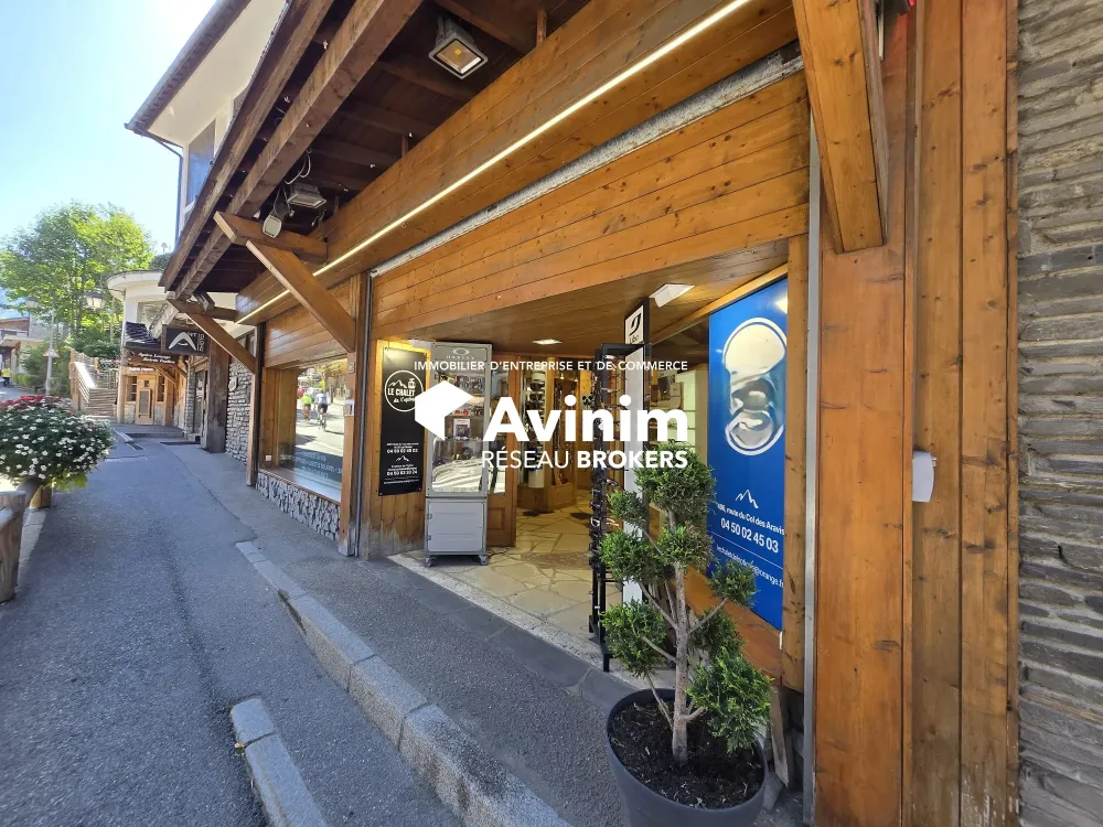 DROIT AU BAIL À CÉDER – EMPLACEMENT STRATÉGIQUE AU COEUR DE LA CLUSAZ