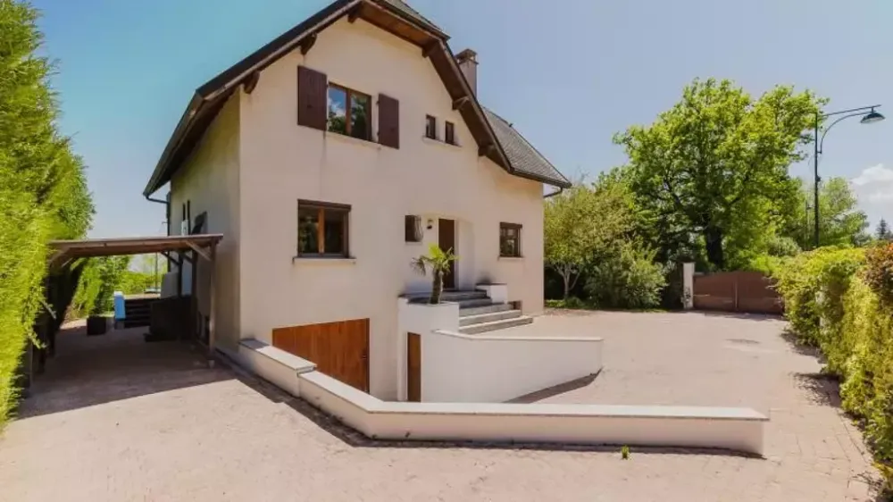 Maison 7 pièces  •  5 chambres  •  169 m² - Échenevex (01170)