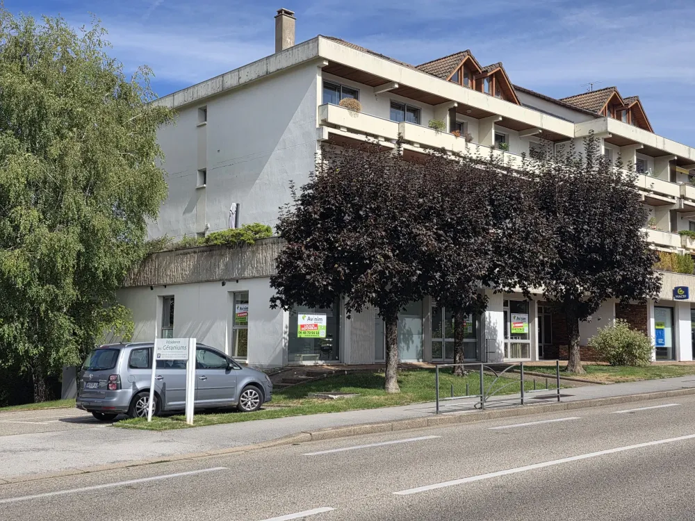 À VENDRE – LOCAUX COMMERCIAUX DIVISIBLES - OYONNAX